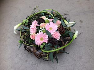 Bloemen in houten takkenkrans roze allerheiligen