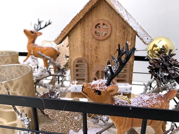 Kerstlandschap huisje met herten en kaarsenhouder detail