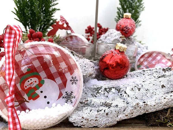 Kerstlandschap kerstballen met ster en boompjes detail