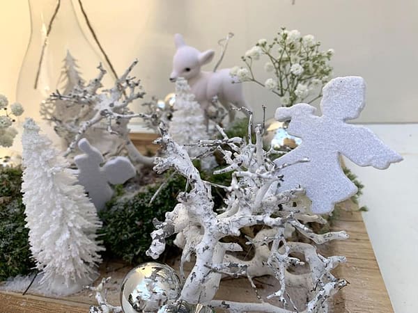 Kerst-tafereel met glazen fles, boompjes en bloemetjes detail