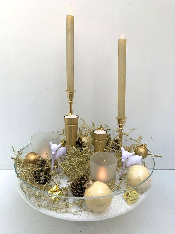 Kerststuk met kaarsen, kerstballen en decoratie